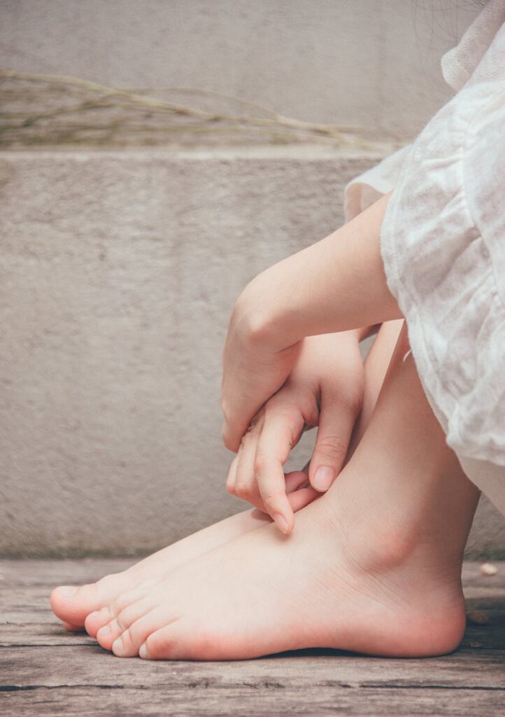 close up photography of hands and feet